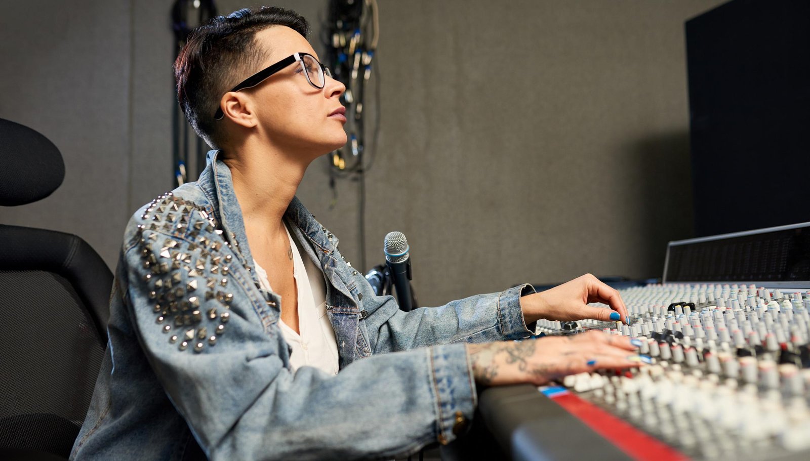How to Become an Electronic Music Artist in London: Top Music Schools, Sound Design Courses